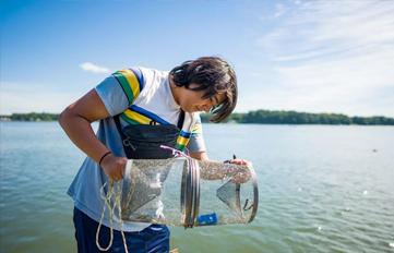 UNH student conducting research in the ocean 