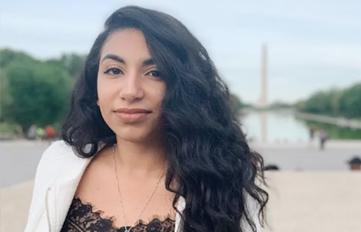 UNH student standing in front of National Monument in Washington D.C.