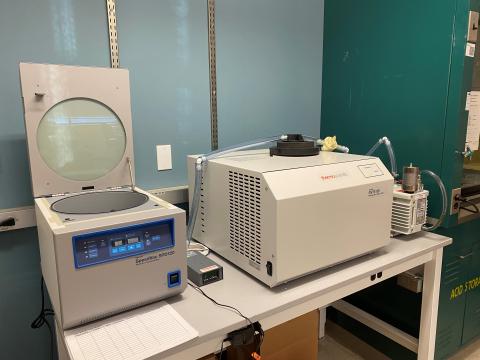 Image of a Vacuum Concentrator sitting on a lab table