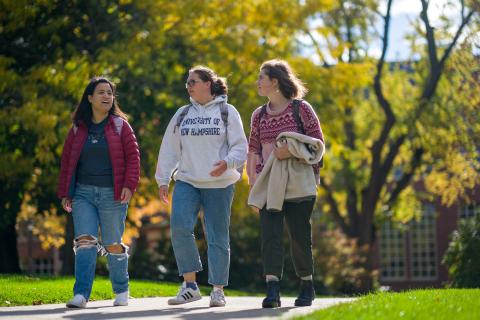 UNH students walking on campus