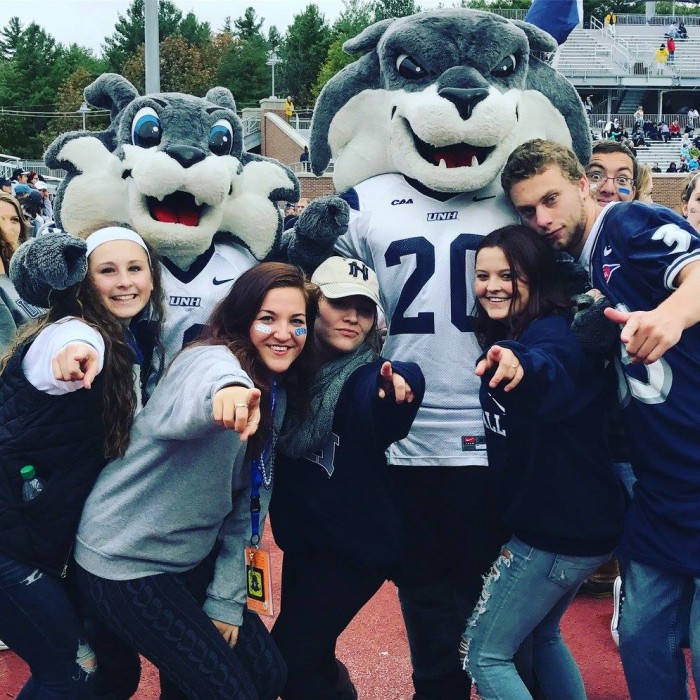 Callie Ierardi and other UNH students with Gnarlz and Wild E. Cat
