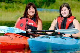 Beth Knotts '79 and daughter Kiralee '16 take a kayak break during Move-In Day