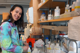 Lucy Spence '18 at work in a UNH biology lab.