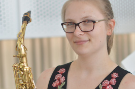 photo of Lynn Barszcz ’19 with saxophone
